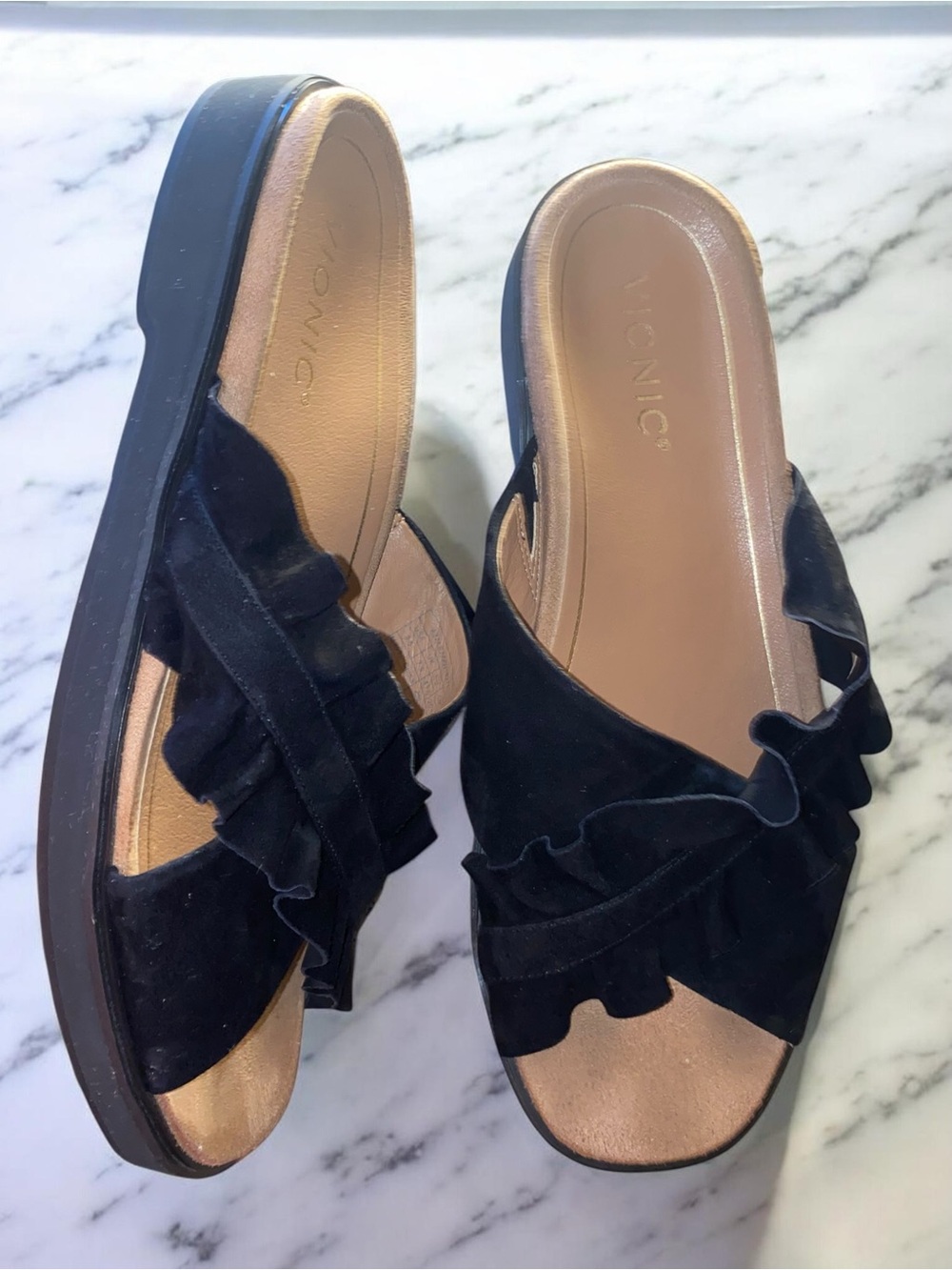 Vionic Azalea Black Suede Ruffled Criss Cross Comfort Slide Sandals 9.5